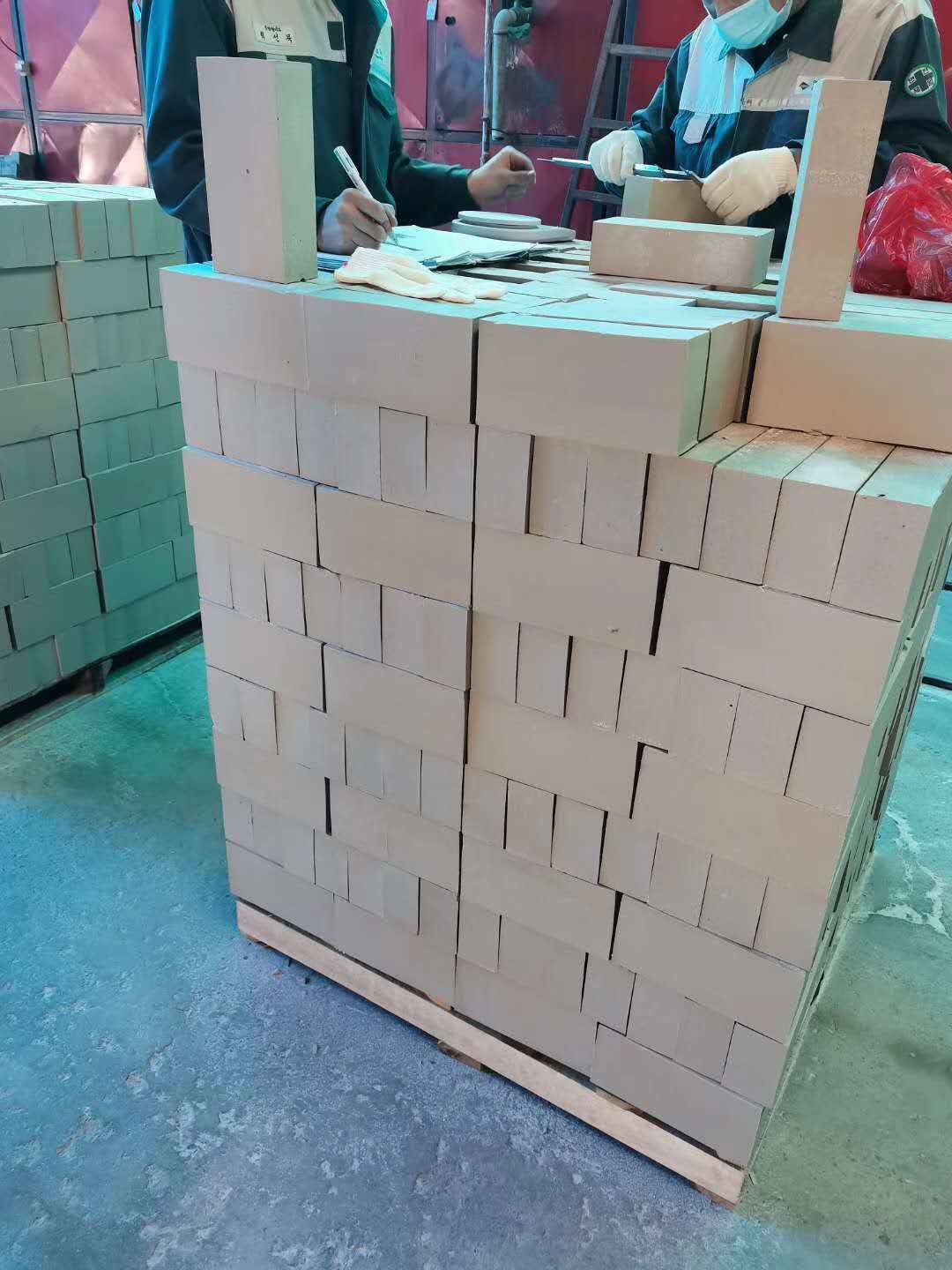 65厚耐酸磚今年處于一直是缺貨狀態(tài)，而且價格高，那么為什么會出現(xiàn)這種情況